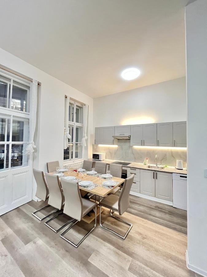 Spacious 2bdr With Free Parking In Wenceslas Square Apartment