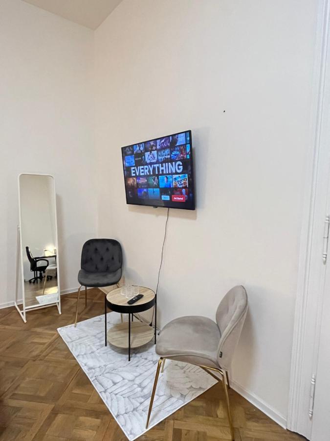 Spacious 2bdr With Free Parking In Wenceslas Square Apartment *
